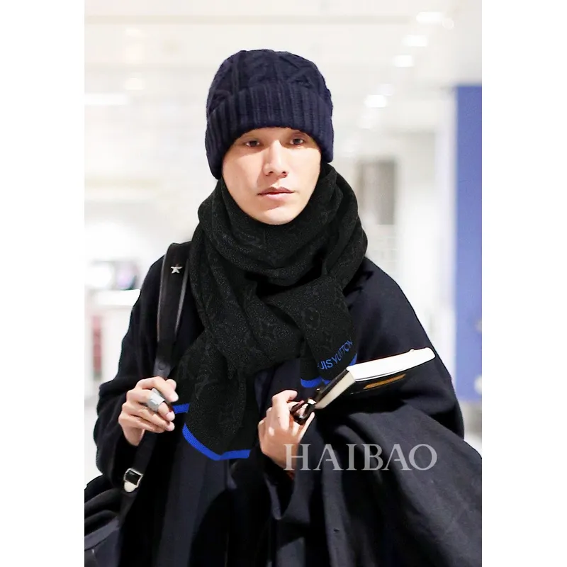 Louis Vuitton AAA Scarf #A30383