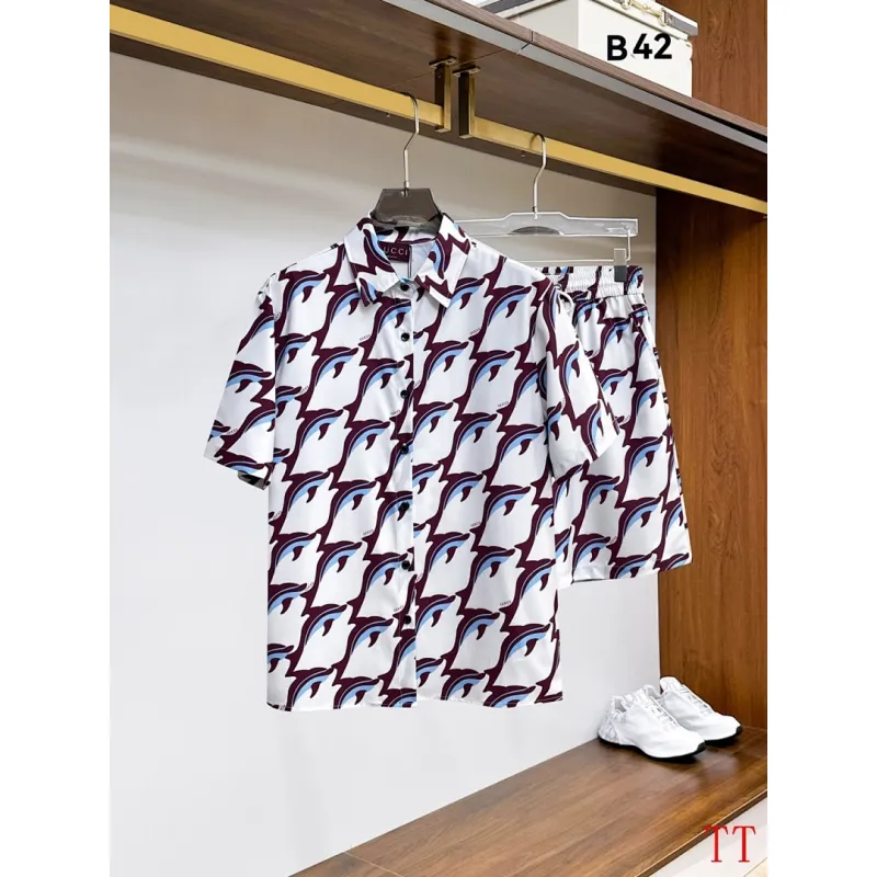Gucci Tracksuits for Gucci short tracksuits for men #A62254