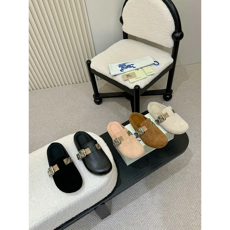Unisex Burberry Slippers: Checked Luxury & Comfort for Both Men and Women #A54197