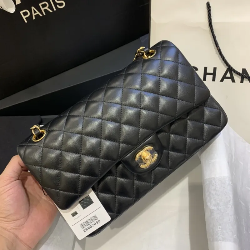 Chanel Womens cross-body bag in black Top grade version lambskin classic flap top quality #999925121