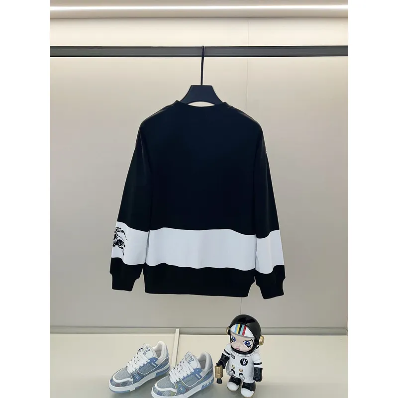 Burberry - Inspired White/Black Sweatshirt With Navy Stripe And Iconic Motif Design #A54393