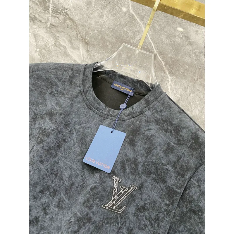 Louis Vuitton tracksuits for Louis Vuitton short tracksuits for men #A64398