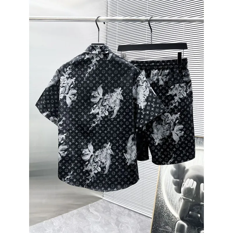 Louis Vuitton tracksuits for Louis Vuitton short tracksuits for men #A64407
