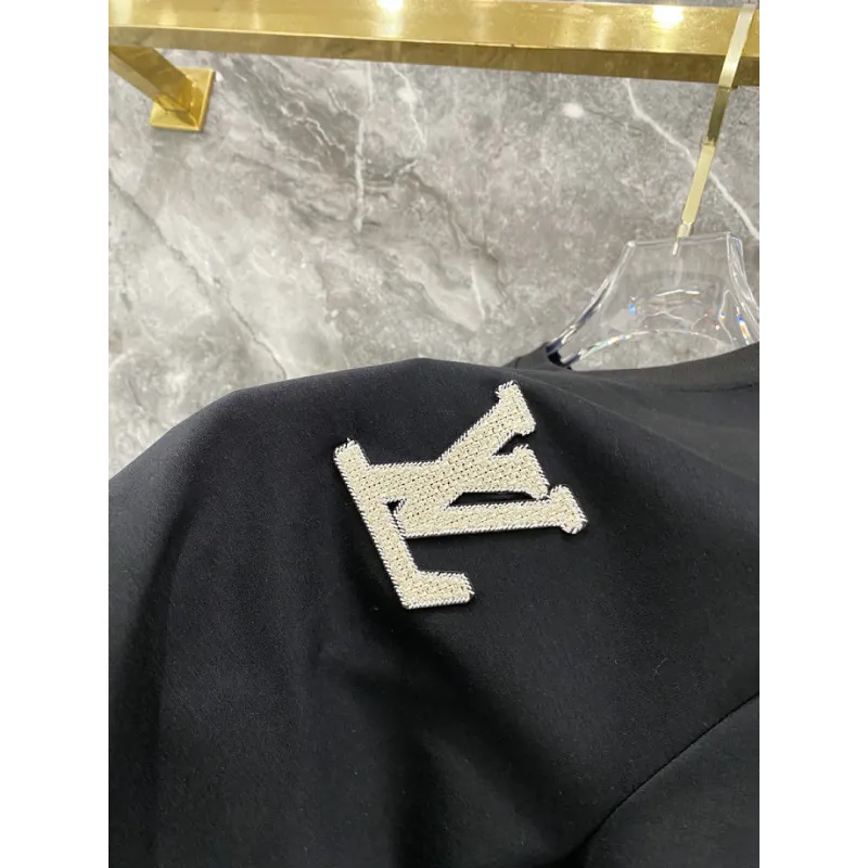 Louis Vuitton tracksuits for Louis Vuitton short tracksuits for men #A64394