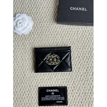 Chanel card holder with chain detail. #A45548