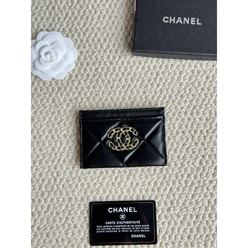 Chanel card holder with chain detail. #A45548