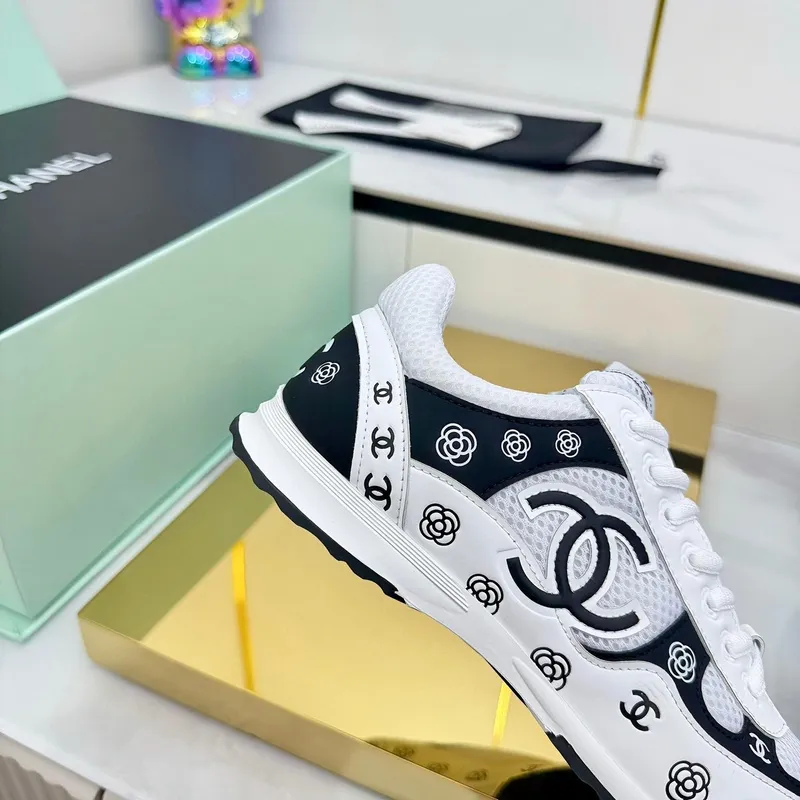 Chanel shoes for Womens Chanel Sneakers Les nouvelles cornes dargent de Chanel #A53236