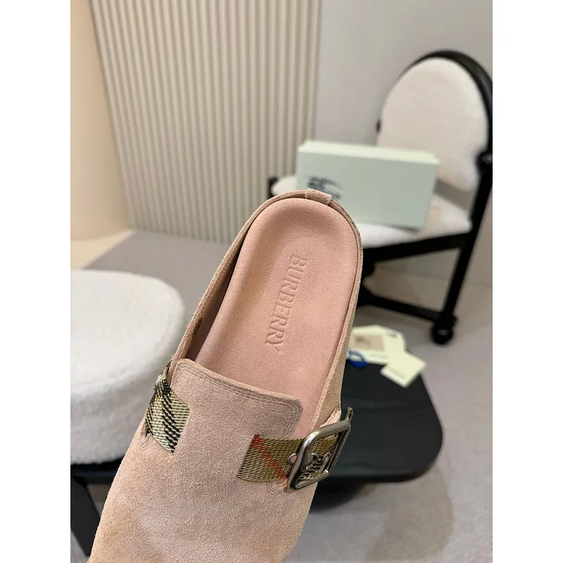 Unisex Burberry Slippers: Checked Luxury & Comfort for Both Men and Women #A54197