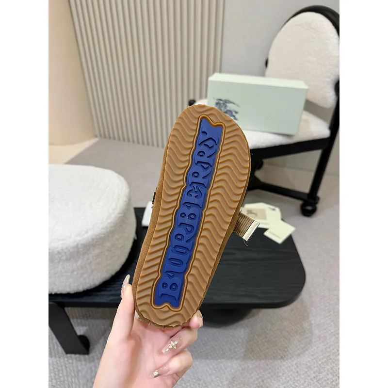 Unisex Burberry Slippers: Checked Luxury & Comfort for Both Men and Women #A54197