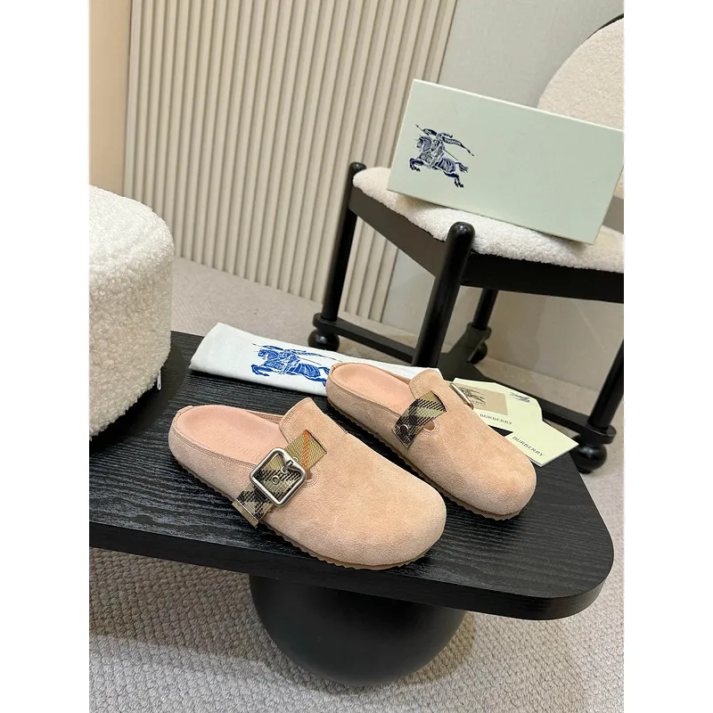 Unisex Burberry Slippers: Checked Luxury & Comfort for Both Men and Women #A54197