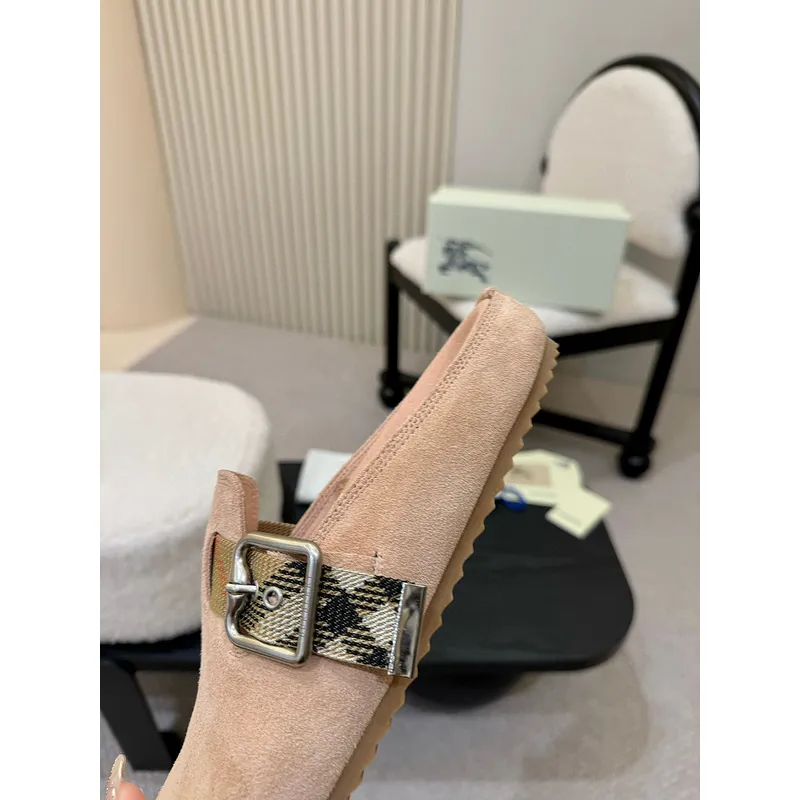 Unisex Burberry Slippers: Checked Luxury & Comfort for Both Men and Women #A54197