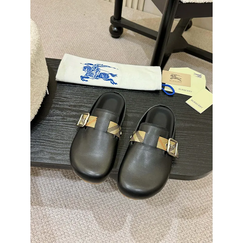 Unisex Burberry Slippers: Checked Luxury & Comfort for Both Men and Women #A54197