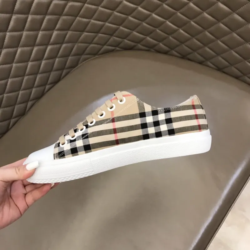 Burberry Shoes for Mens and Women Sneakers #99906930