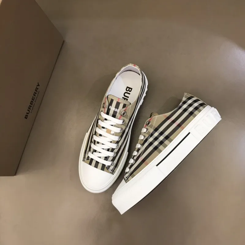 Burberry Shoes for Mens and women Sneakers #A40244