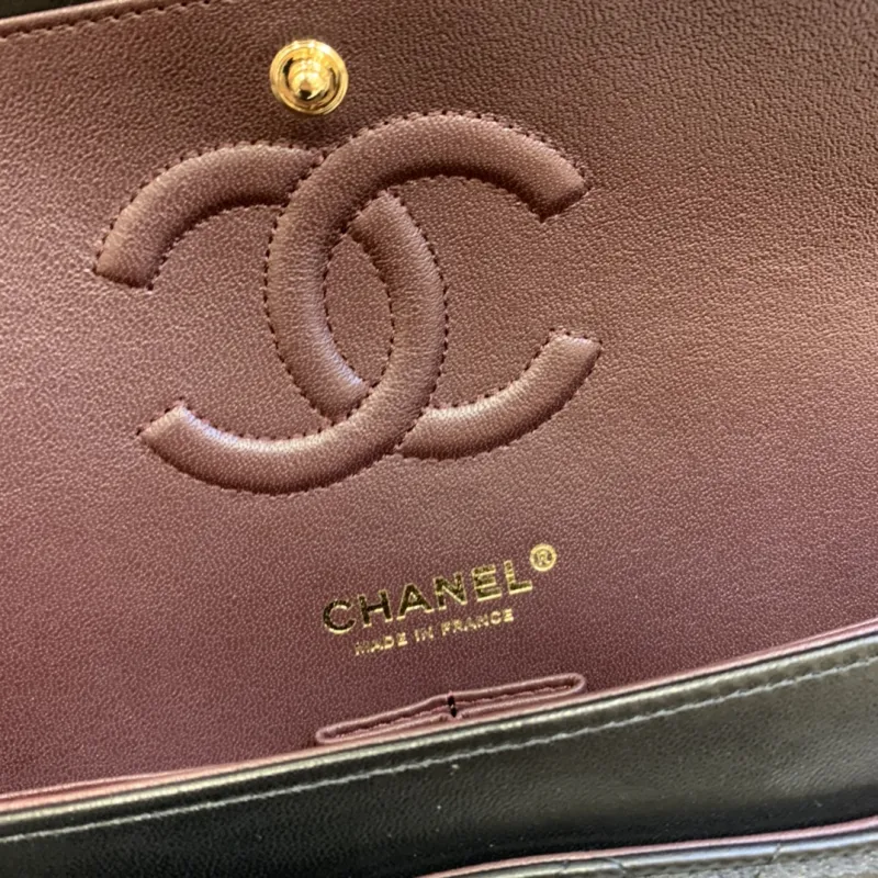 Chanel Womens cross-body bag in black Top grade version lambskin classic flap top quality #999925121