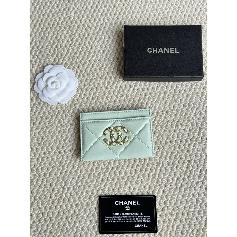 Chanel card holder with chain detail. #A45548