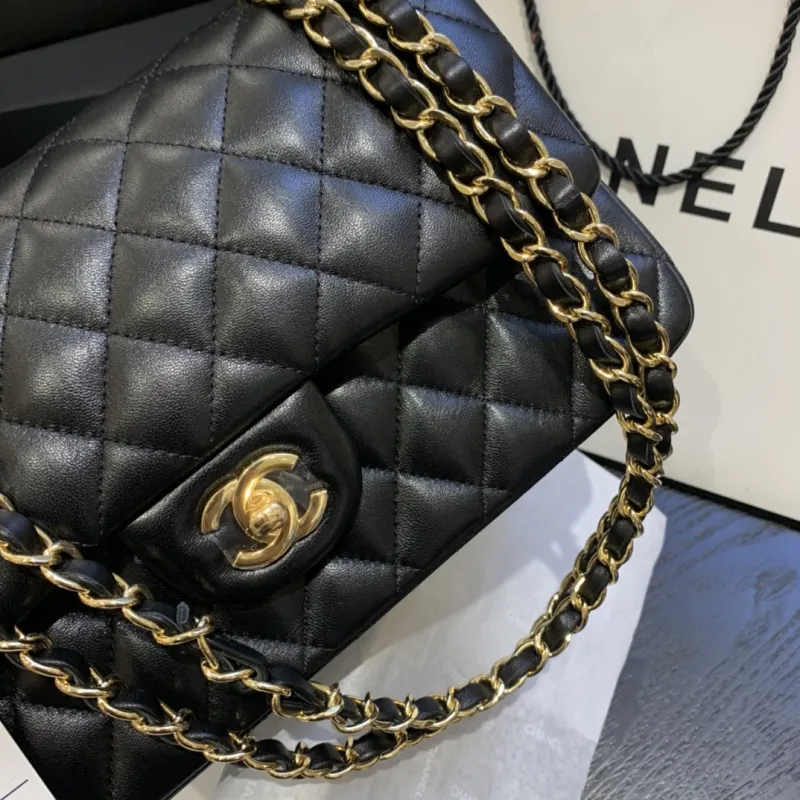 Chanel Womens cross-body bag in black Top grade version lambskin classic flap top quality #999925121