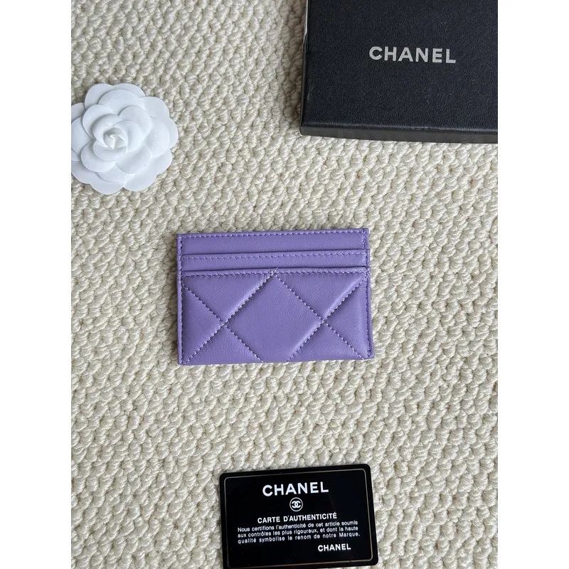 Chanel card holder with chain detail. #A45548