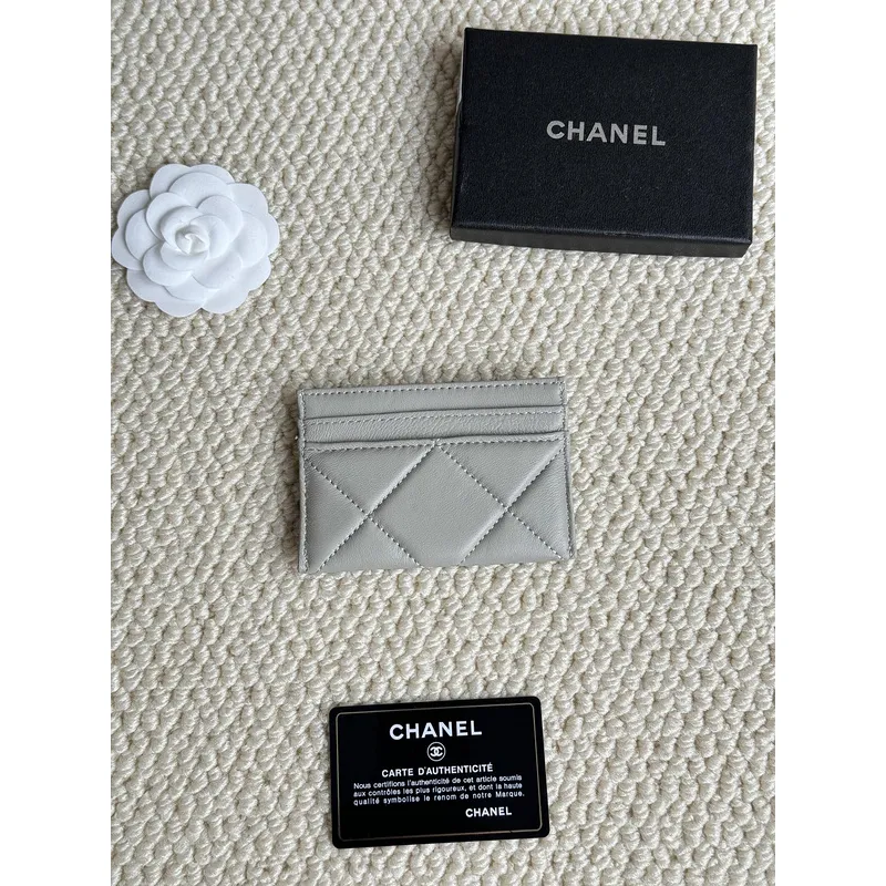 Chanel card holder with chain detail. #A45548