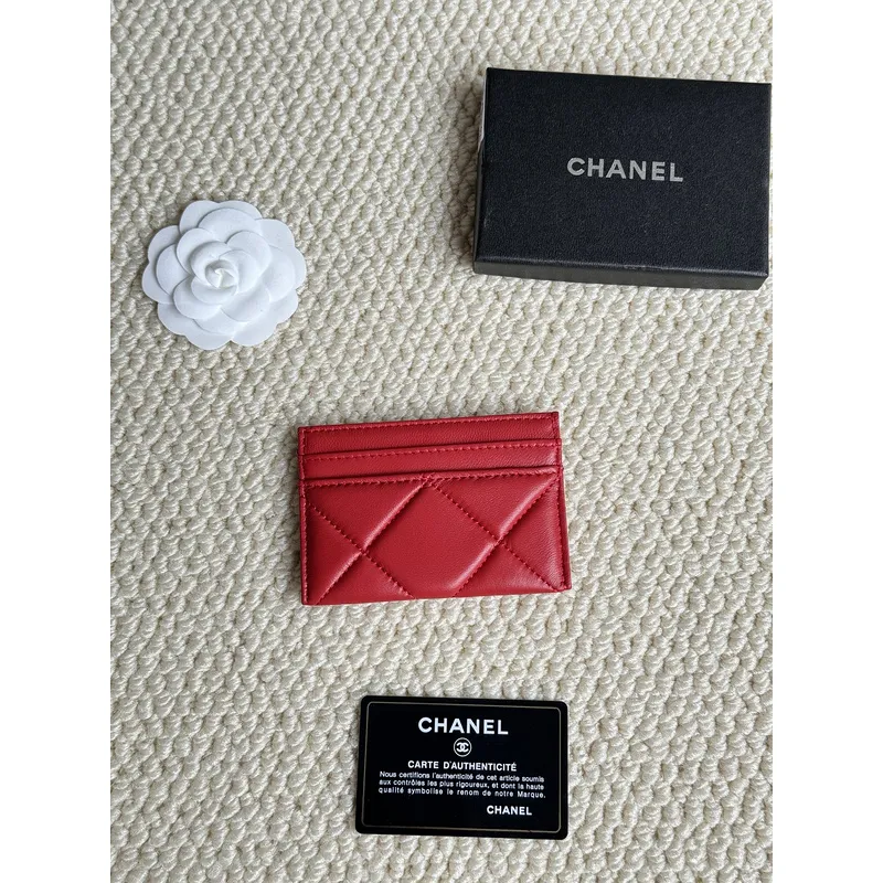 Chanel card holder with chain detail. #A45548