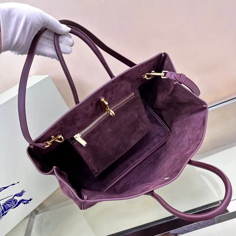 Burberry Handbags in Diverse Textures and Colors for Sophisticated Style size:30×13×24cm #A53907 Burberry Handbags in Diverse Textures and Colors for Sophisticated Style size:30×13×24cm #A53907