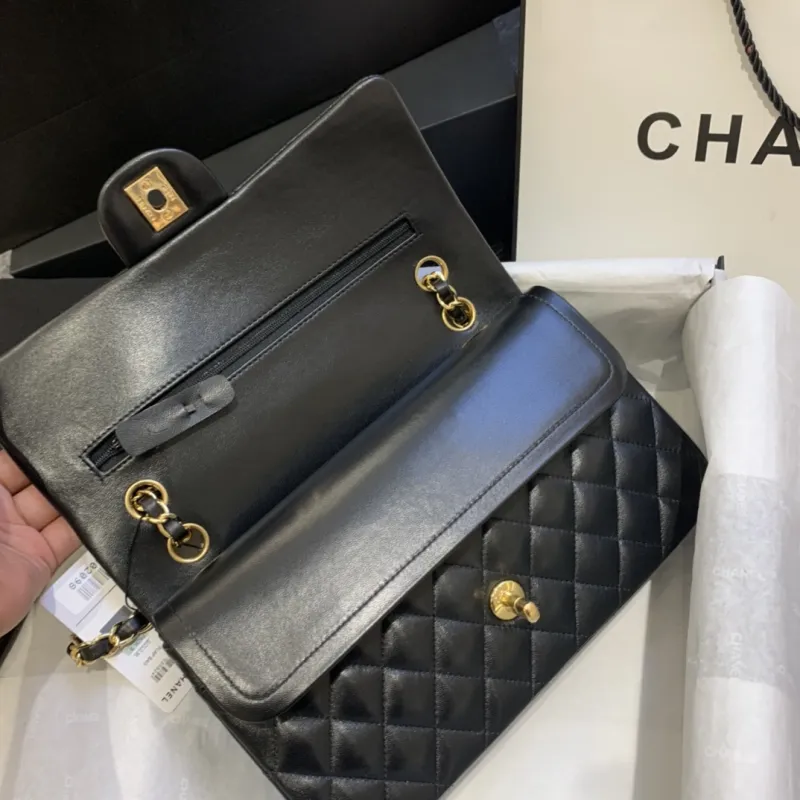 Chanel Womens cross-body bag in black Top grade version lambskin classic flap top quality #999925121