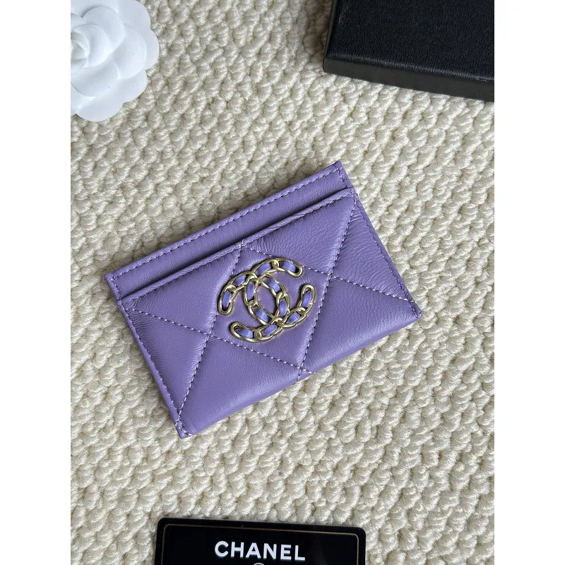 Chanel card holder with chain detail. #A45548