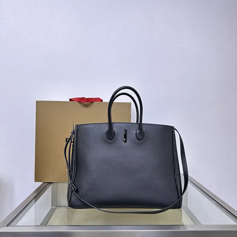 Burberry Handbags in Diverse Textures and Colors for Sophisticated Style size:30×13×24cm #A53907 Burberry Handbags in Diverse Textures and Colors for Sophisticated Style size:30×13×24cm #A53907