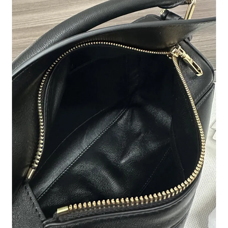 Loewe Black Leather Puzzle Bag With Geometric Design And Adjustable Strap For Modern Chic #A50043
