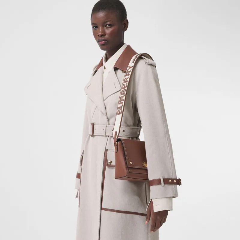Burberry Crossbody Bag Logo Embroidered Strap &amp Leather A Nod to Heritage size:25×8×18cm #A54201