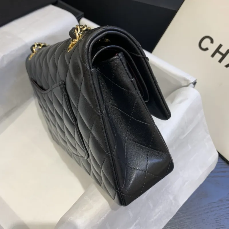 Chanel Womens cross-body bag in black Top grade version lambskin classic flap top quality #999925121