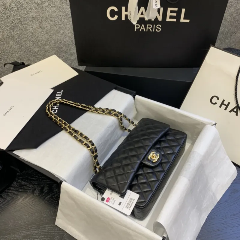 Chanel Womens cross-body bag in black Top grade version lambskin classic flap top quality #999925121