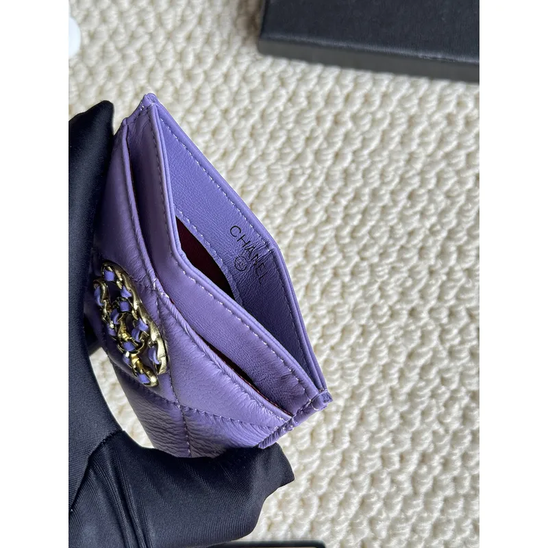 Chanel card holder with chain detail. #A45548