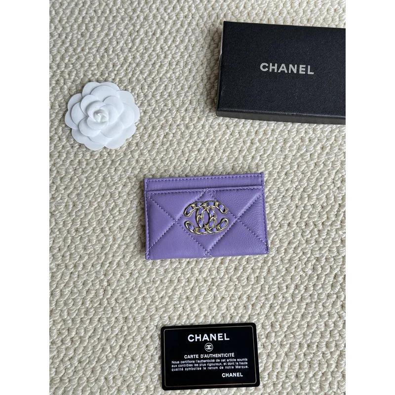 Chanel card holder with chain detail. #A45548