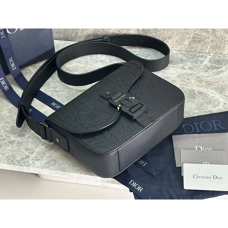 Black D-ior Messenger Bag With Embossed Patterns For Fashion Forward Looks size:23×18×6cm #A54116