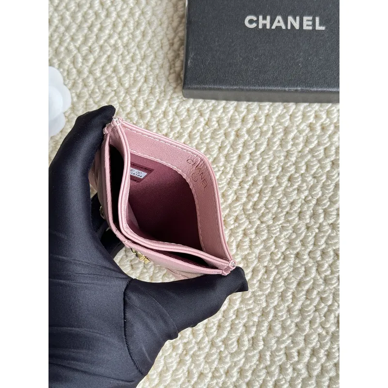 Chanel card holder with chain detail. #A45548