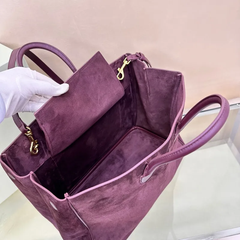 Burberry Handbags in Diverse Textures and Colors for Sophisticated Style size:30×13×24cm #A53907 Burberry Handbags in Diverse Textures and Colors for Sophisticated Style size:30×13×24cm #A53907