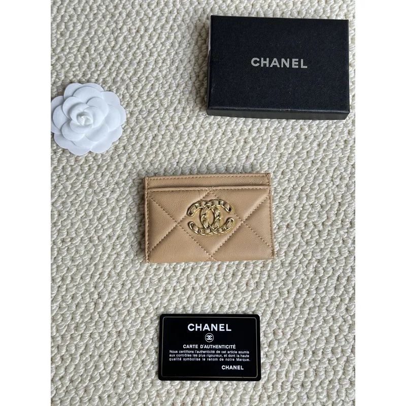 Chanel card holder with chain detail. #A45548