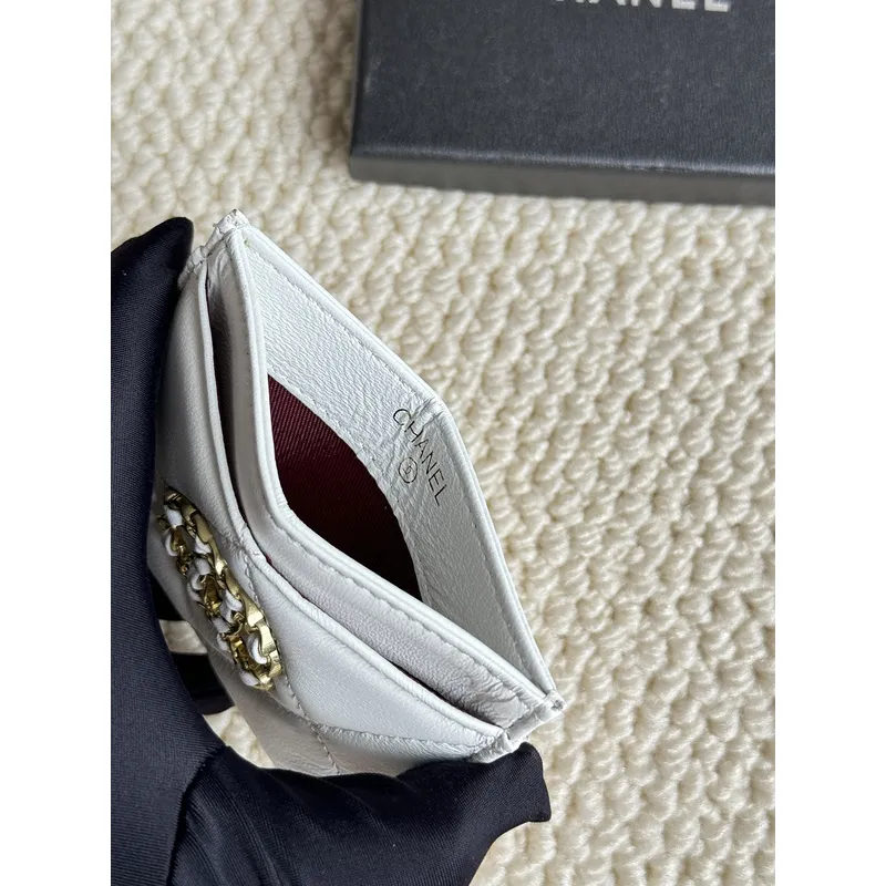 Chanel card holder with chain detail. #A45548