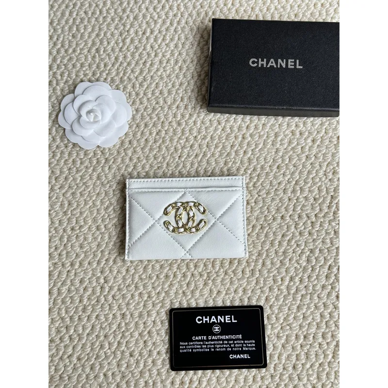 Chanel card holder with chain detail. #A45548