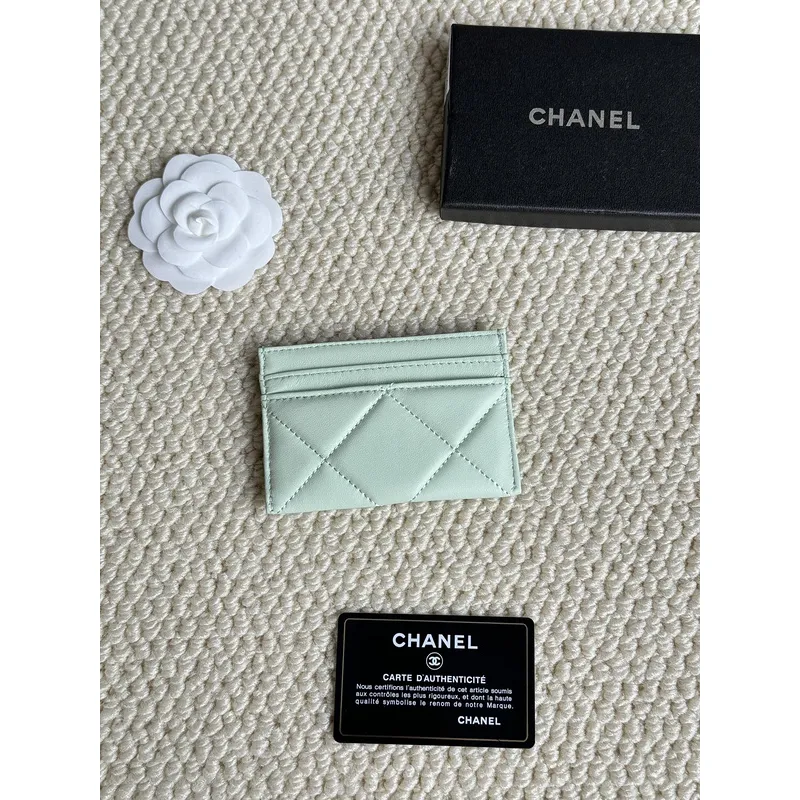 Chanel card holder with chain detail. #A45548