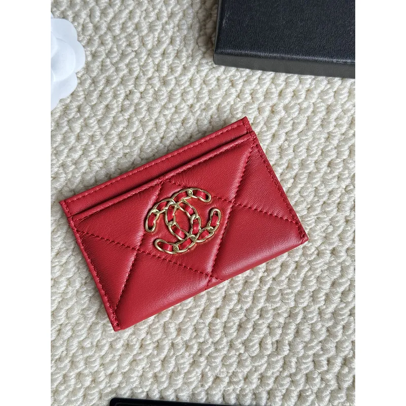 Chanel card holder with chain detail. #A45548
