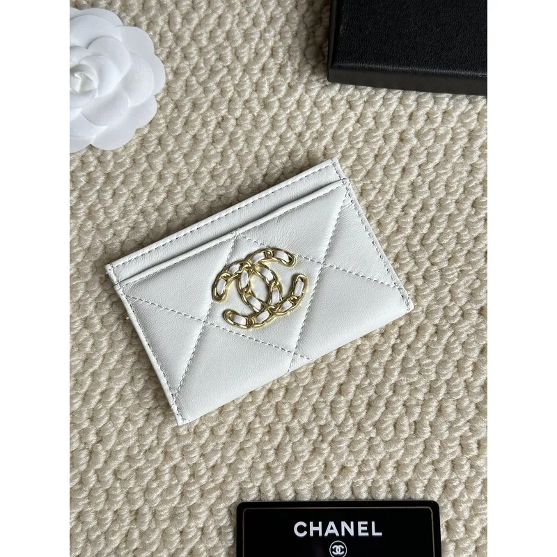Chanel card holder with chain detail. #A45548