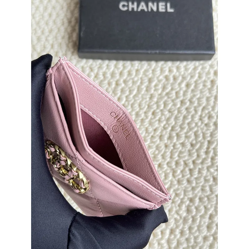 Chanel card holder with chain detail. #A45548