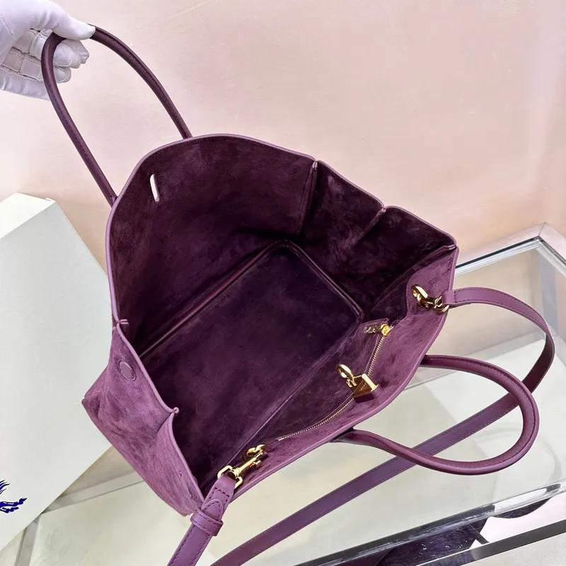 Burberry Handbags in Diverse Textures and Colors for Sophisticated Style size:30×13×24cm #A53907 Burberry Handbags in Diverse Textures and Colors for Sophisticated Style size:30×13×24cm #A53907
