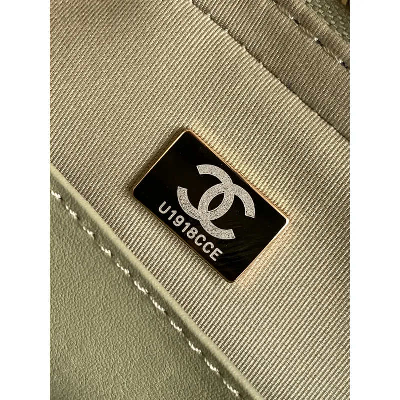 Chanel Quilted Handbag With Gold Chain And CC Logo A Timeless Fashion Piece size:11×20×8cm #A54380