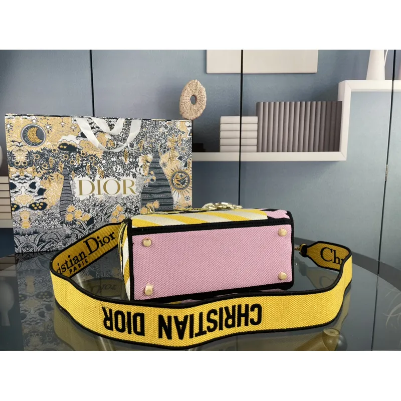D-ior Lady D - Lite Bag With Vibrant Pink And Artistic Embellishments size:24×20×11cm #A53709 D-ior Lady D - Lite Bag With Vibrant Pink And Artistic Embellishments size:24×20×11cm #A53709