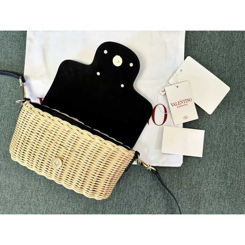 valentino Garavani VLogo Signature Wicker - Leather Crossbody Bags in Assorted Colors size:21×10×6cm #A53898 valentino Garavani VLogo Signature Wicker - Leather Crossbody Bags in Assorted Colors size:21×10×6cm #A53898