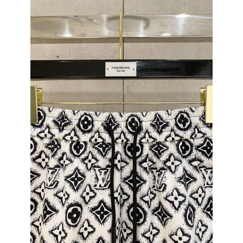 Louis Vuitton Pants for Louis Vuitton Short Pants for men #A64557