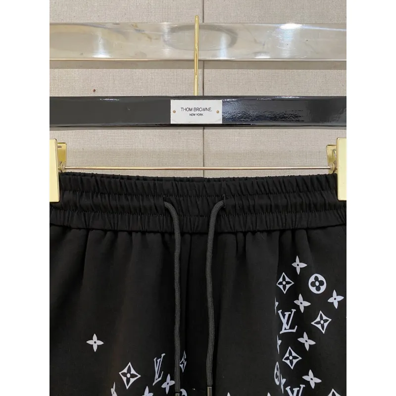 Louis Vuitton Pants for Louis Vuitton Short Pants for men #A64558